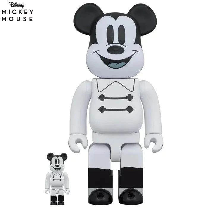 Bearbrick sæt featuring 400% and 100% Mickey Mouse figures in nighttime conductor outfit.