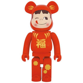 1000 % Bearbrick - Daruma x Peko-chan (röd // tur)